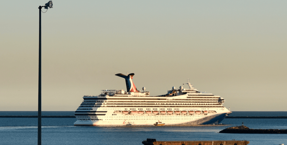 Круизный лайнер Carnival Radiance стоит у причала перед выходом в море