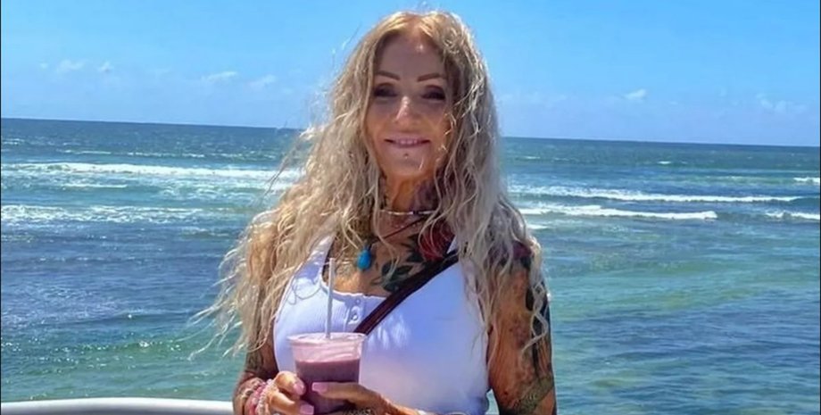 Лоррейн Кассар на пляже в Мельбурне выглядит на двадцать лет моложе своих лет