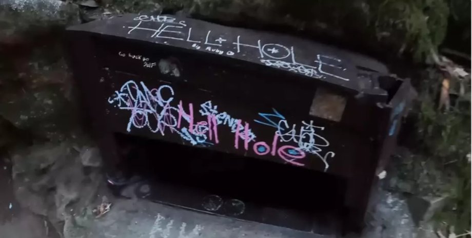 Узкий вход в пещеру "Hell Hole" в Калифорнии, ведущий в подземный проход