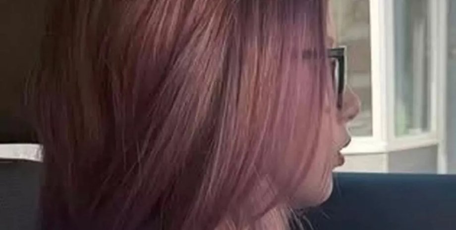 Девочка в очках с розовыми и фиолетовыми волосами, из-за которых её не пустили в школу