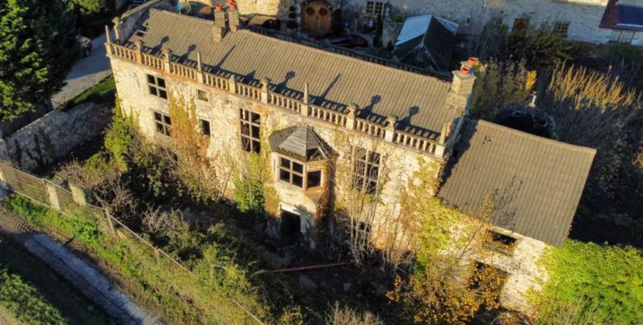 Пустующий участок с руинами бассейна, заросшим гаражом и остатками хозяйственных построек