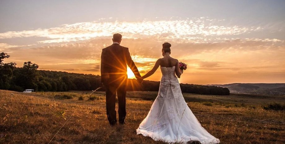 "Это не ваша свадьба": семья жениха устроила скандал из-за костюмов и гостей