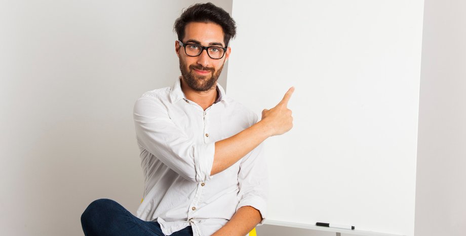 Еженедельная традиция: мужчина рисунками лягушки на доске мотивирует людей идти в спортзал