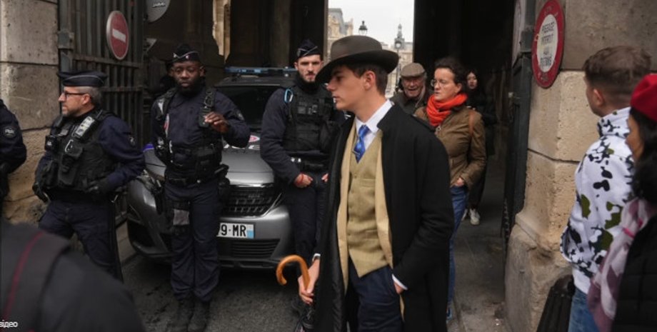 Загадочного мужчину назвали детективом