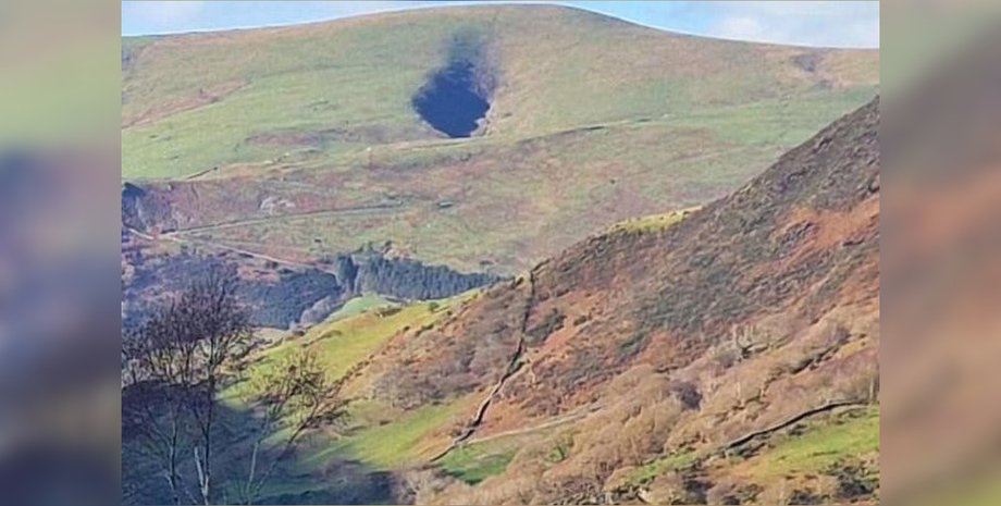 Гигантская дыра в горах шокировала местных: некоторые называют ее "пастью дьявола"