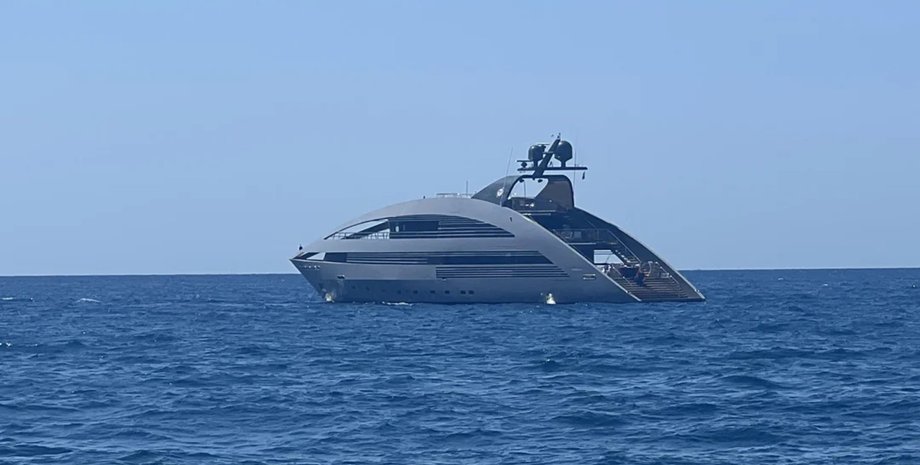 Огромное современное судно с необычным дизайном на фоне спокойного моря