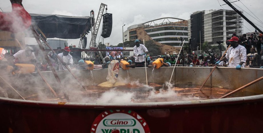 в Нигерии сломалась кастрюля с блюдом на 23 тысячи литров