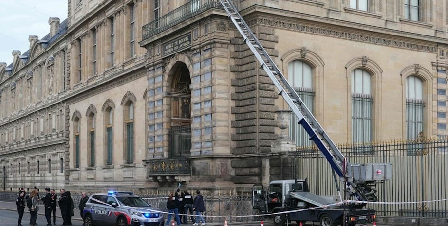 ограбление лувра компания подъемник