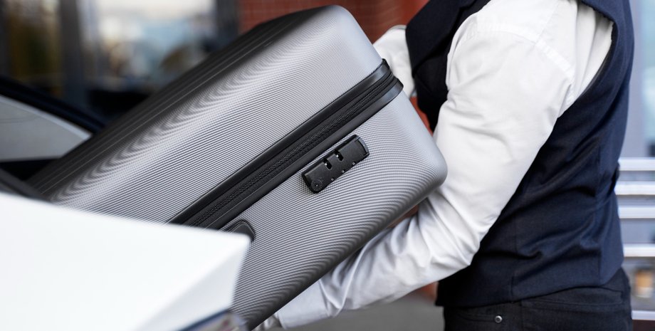 Грузчик аэропорта швырял вещи пассажиров: в сети разозлились от действий мужчины