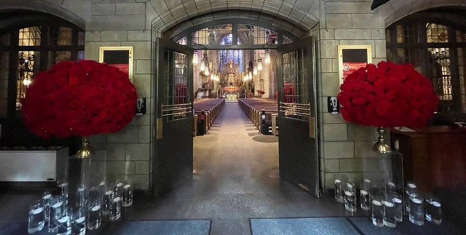 Интерьер церкви с алтарём и украшениями из красных роз, где прошла скандальная церемония похорон в Аргентине