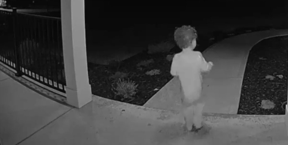 Камера наблюдения фиксирует маленького ребёнка, вышедшего из дома в темноте ранним утром