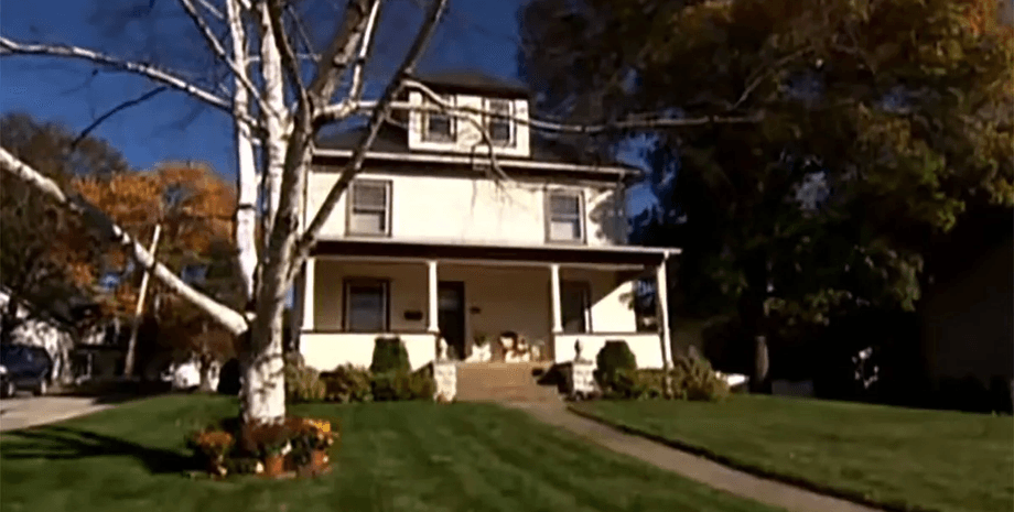 Фасад двухэтажного дома XIX века, в котором где пара обнаружила потайную комнату