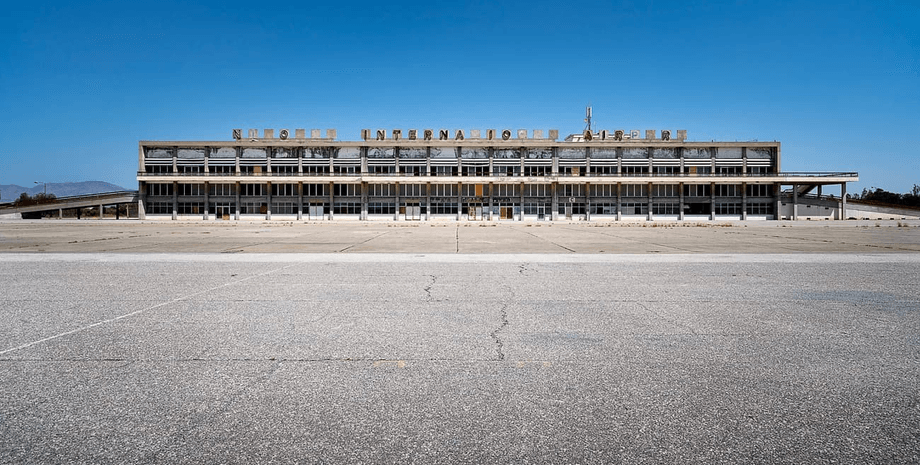 Международный аэропорт Никосии когда-то был главными воздушными воротами Кипра, но после турецкого вторжения в 1974 году превратился в пустыню. Сейчас этот аэропорт находится в запущенном состоянии и разрушается.