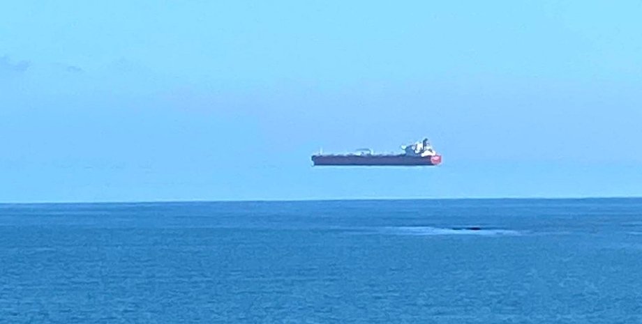 корабль в воздухе над морем