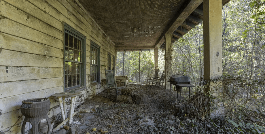 В глубине лесов американского штата Джорджия (США) обнаружили жутковатый заброшенный дом