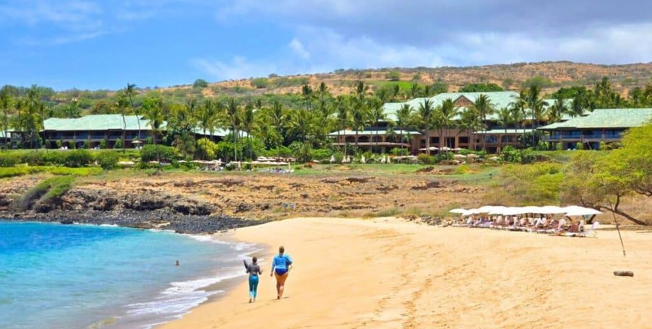 Побережье острова Ланаи с роскошным курортом, частью обширной частной собственности Ларри Эллисона