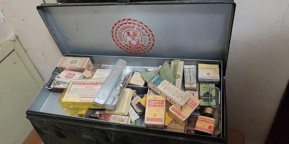 Мужчина нашел на крыше "сокровища из прошлого": на аукционе они стоят баснословных денег (фото)