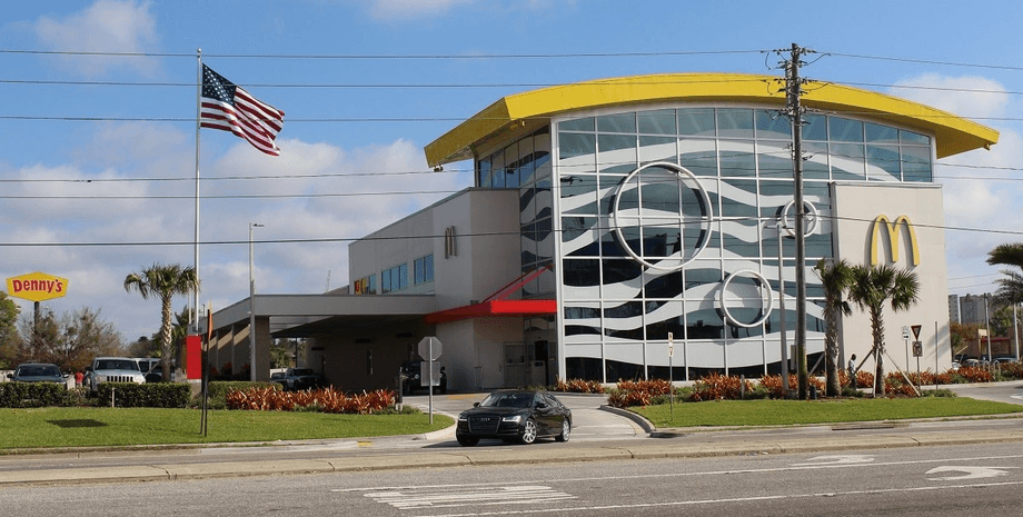 Мужчина посетил самый большой в мире McDonald's и рассказал, чем он лучше других