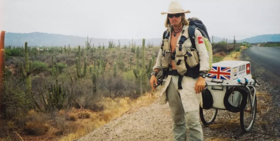 Путешественник Карл Бушби из Великобритании идет пешком через пустыню