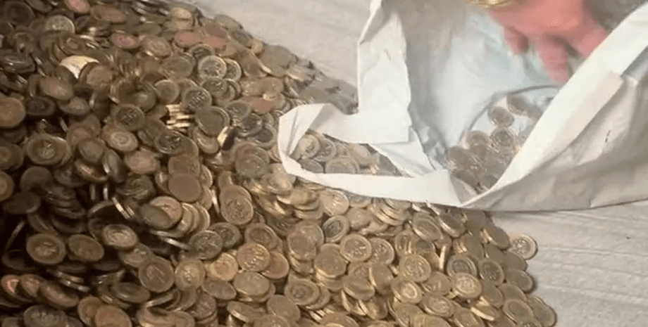 Монеты, высыпанные из копилки перед обменом через Coinstar