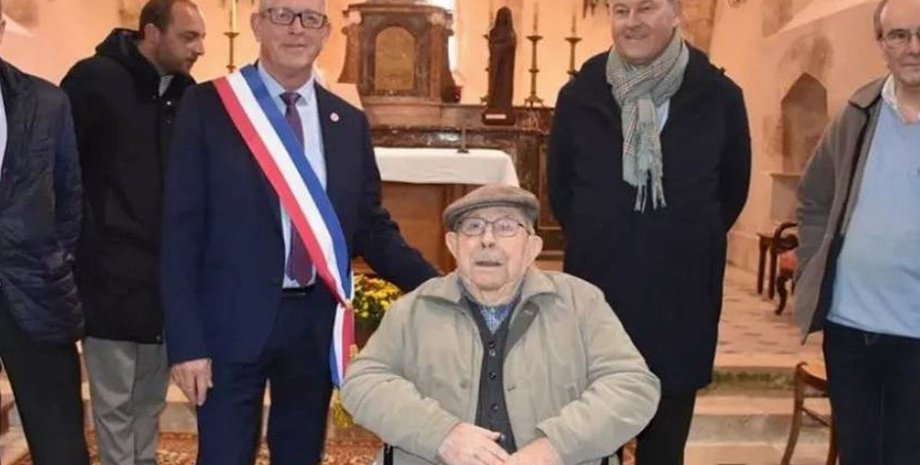 Французский пенсионер в окружении жителей деревни после пожертвования миллиона евро на восстановление местной церкви