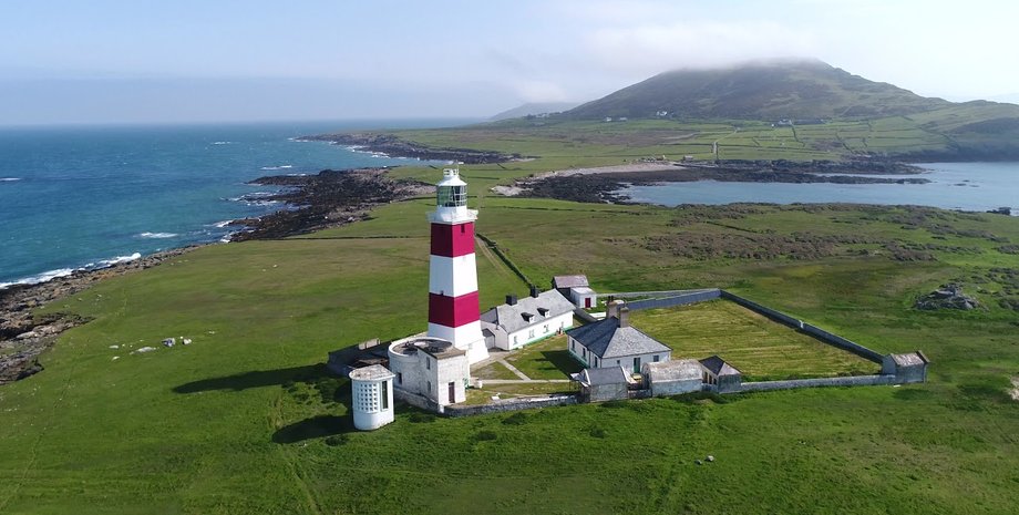 Маяк и прибрежные дома на острове Бардси, одном из самых уединённых мест Великобритании