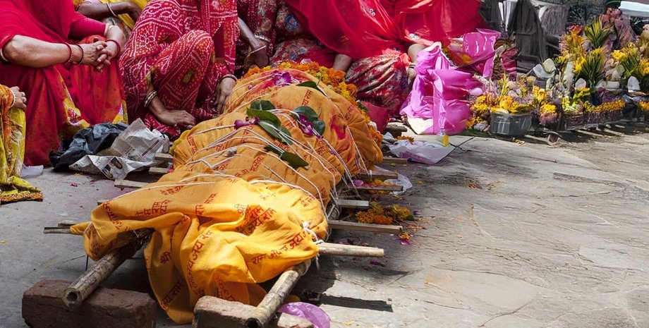 Мертвый парень начал двигаться и кашлять на собственных похоронах