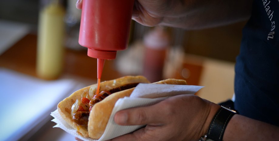 "Не буду есть такое больше": люди шокированы тем, как и из чего делают хот-доги