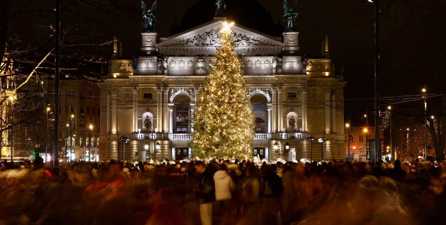 Не обошлось без скандалов: топ-6 главных елок Украины в 2025 году