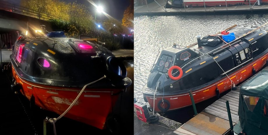 Вид переоборудованной спасательной шлюпки с подсветкой, пришвартованной у берега