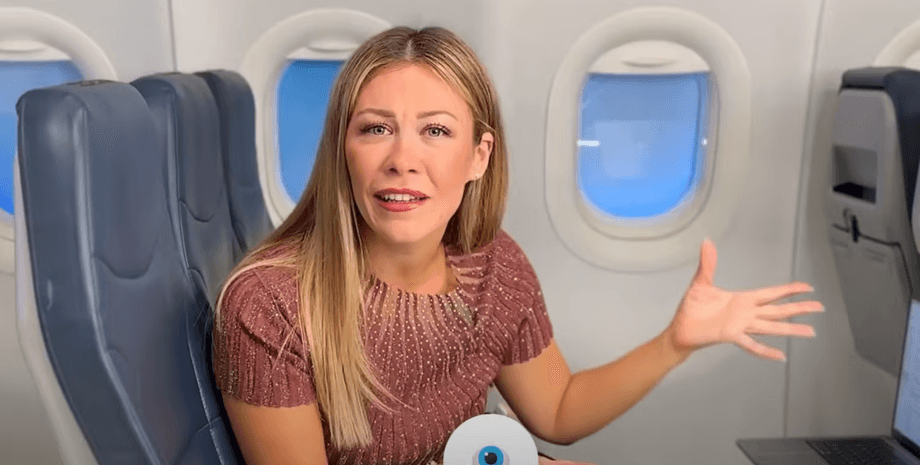 Бортпроводница сидит в салоне самолета и рассказывает о строгих правилах, включая запрет на поцелуи и жевательную резинку