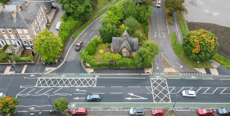 Панорамный вид на коттедж в Йорке, полностью окруженный дорогами и зелеными насаждениями