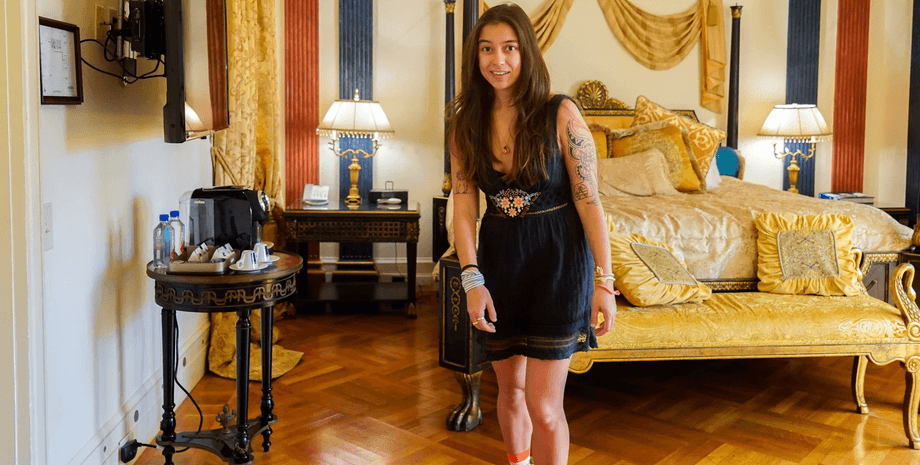 Гость в интерьере люксового номера бывшего особняка Джанни Версаче в Майами, украшенного золотыми деталями