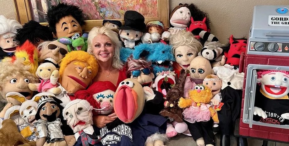 Женщина живет в доме с 38 куклами