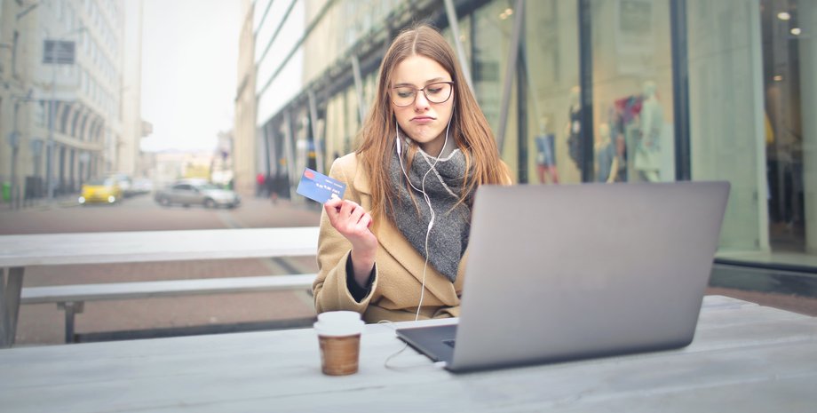 Девушка проверяет свой банковский счет после подозрительных онлайн-покупок
