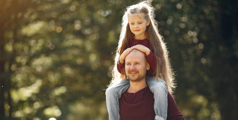 Папу-одиночку с четырьмя дочерьми высмеивают на улице: он называет неожиданную причину