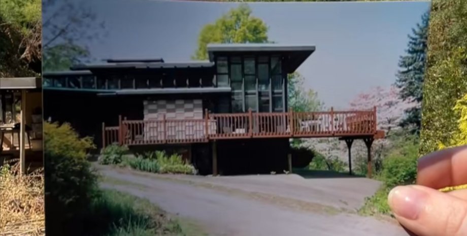 Фотография оригинального облика дома, спроектированного учениками Фрэнка Райта, наложенная на заброшенное здания