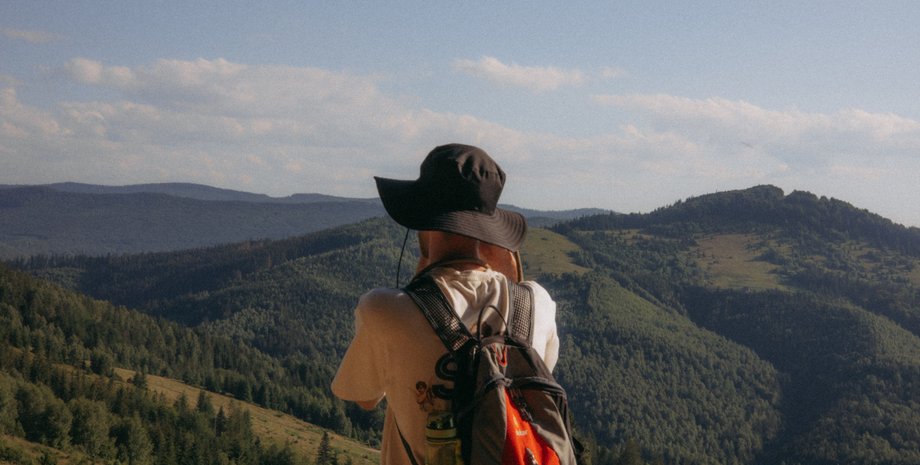 Пара отправилась в поход в лес и наткнулась на загадочную находку среди деревьев