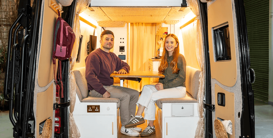 Пара из Великобритании собственноручно создала квартиру на колесах