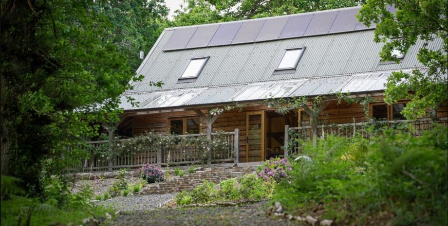 Деревянный домик, скрытый в лесу Девона, где пара нашла уединение