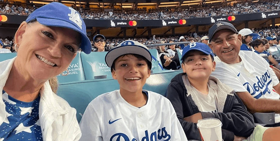 Пара избежала проклятия "победителей лотереи" и стала благотворителями для тысяч людей