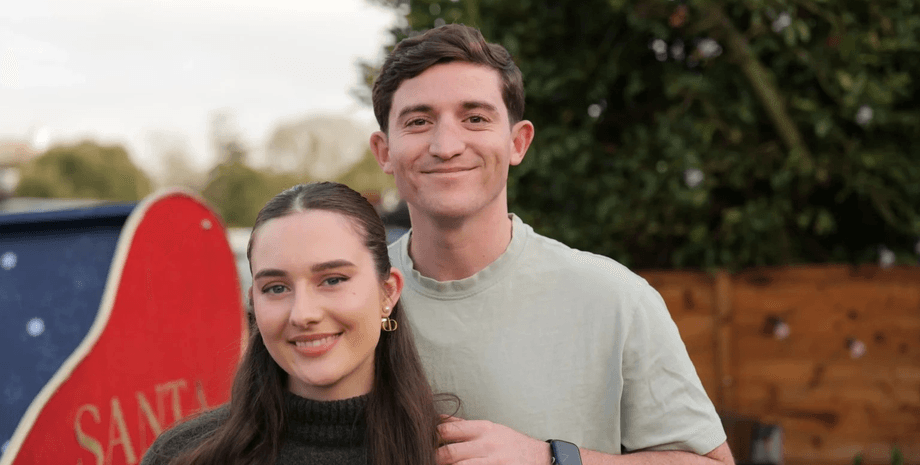 Пара живет на острове посреди мегаполиса и ежедневно плавает на лодке