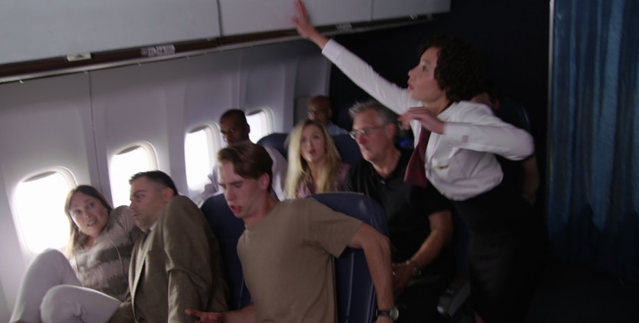 Пассажиры и стюардесса реагируют на турбулентность во время полета