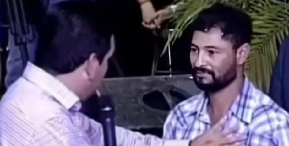 Пастор Хорхе Помпа разговаривает с прихожанином во время проповеди, требуя отдать землю по "божественному велению"