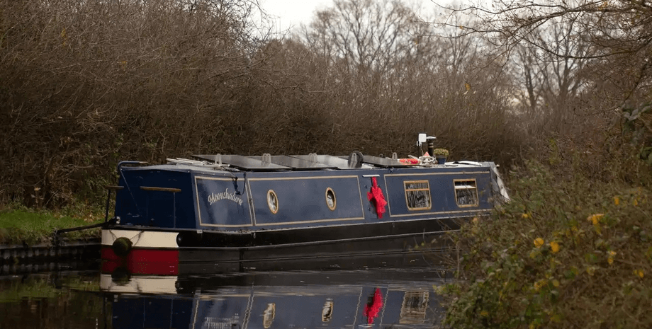 "Переезжаем дважды в месяц": пара сменила дорогую квартиру на просторную лодку