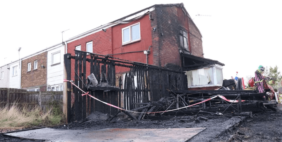 Во дворе господина сгорела инсталляция на Хэллоуин: копы подозревают поджог из зависти