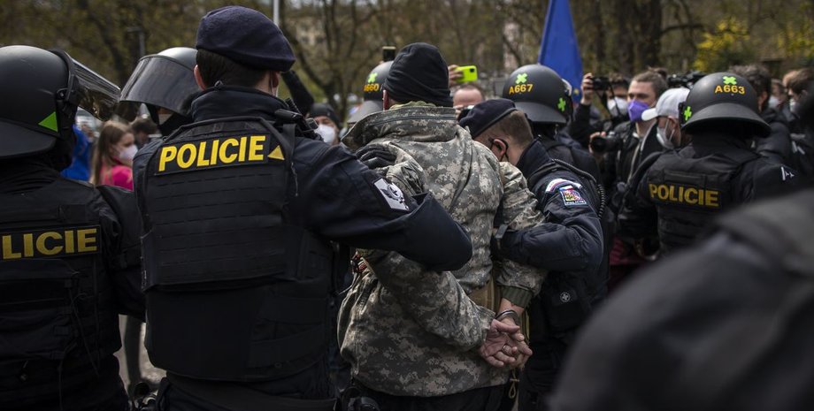 В Крыму посадили мужчину, который пьяным плюнул в коробку с Z-символикой