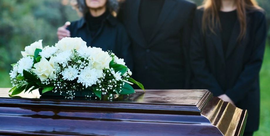 Похороны отца обернулись шоком: незнакомцы рассказали правду, которую тот скрывал всю жизнь