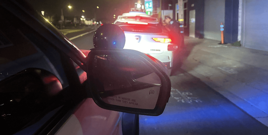 Копы хотели выписать штраф водителю, однако робо-такси перехитрило полицию