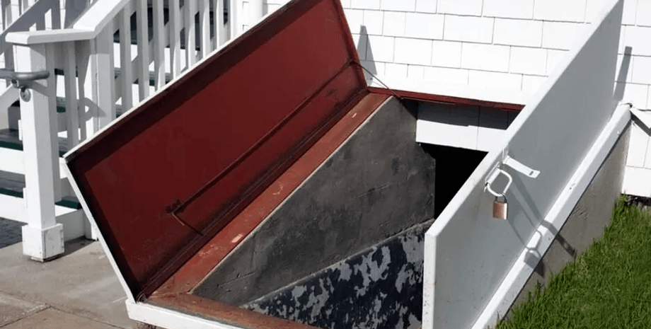 Привет из прошлого: женщина нашла в стене подвала неожиданную находку (фото)